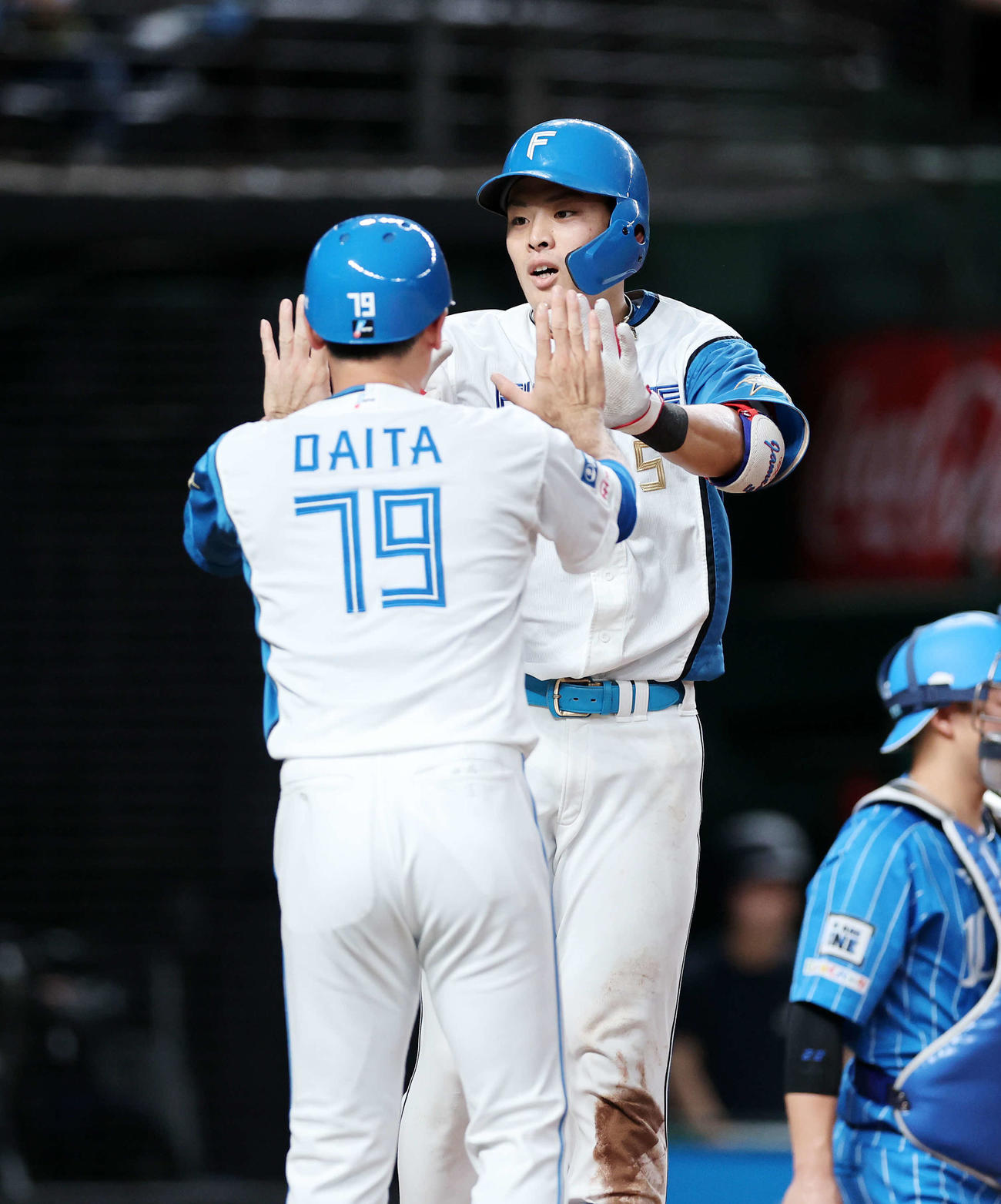 西武対日本ハム　3回表日本ハム無死、野村（後方）は左越えソロ本塁打を放ち代田コーチとタッチ（撮影・鈴木正人）