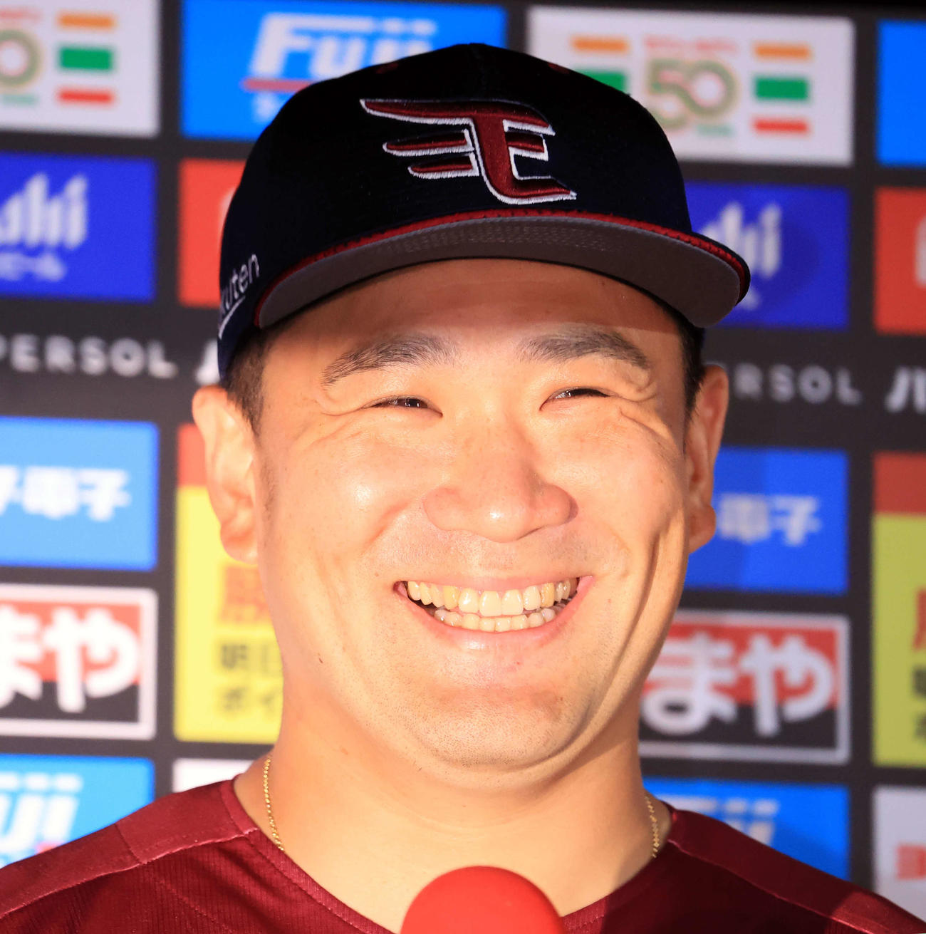 楽天対ソフトバンク　7勝目の楽天田中将はヒーローインタビューで満面の笑みを浮かべる（撮影・浅見桂子）