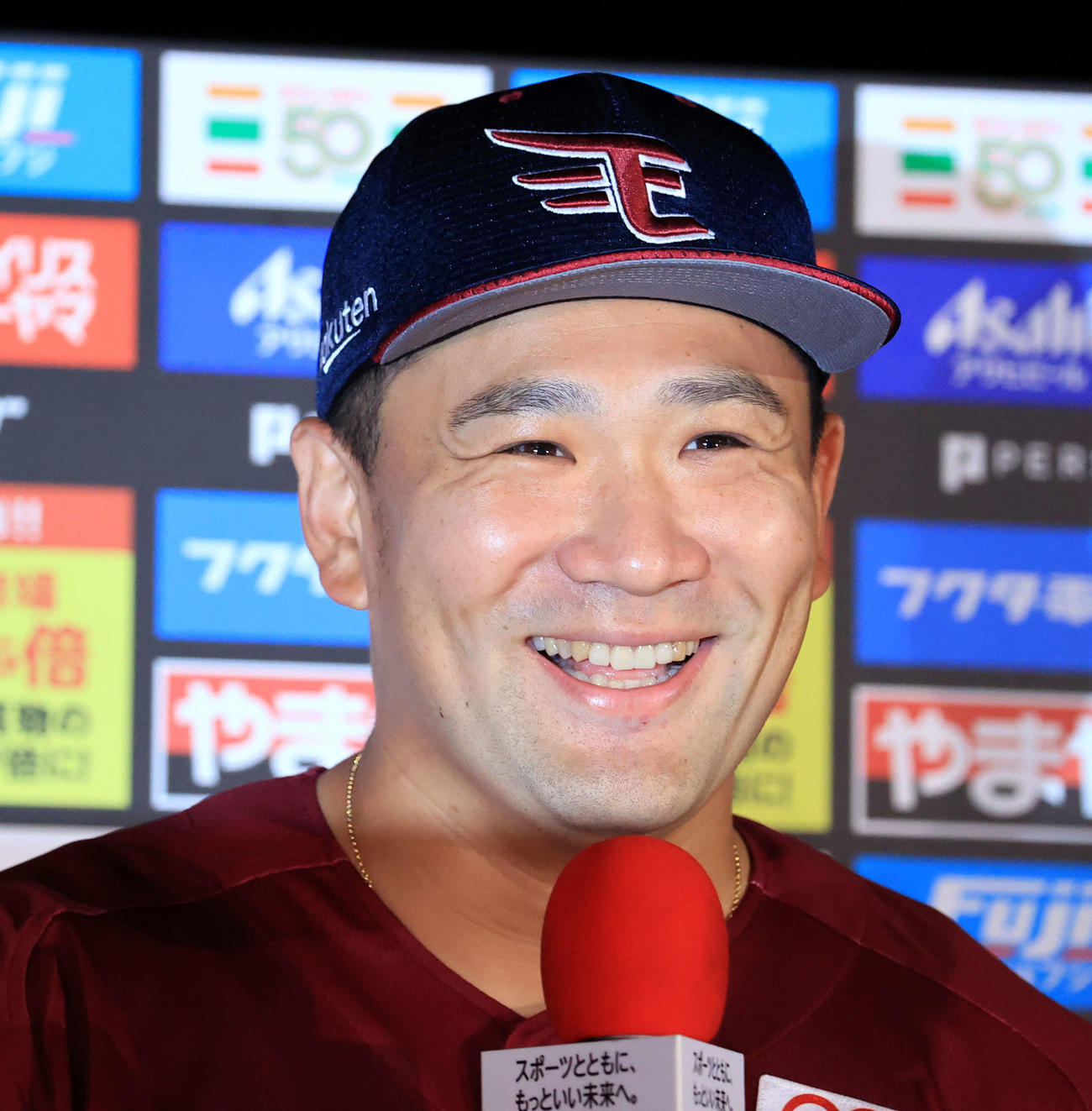 楽天対ソフトバンク　7勝目の楽天田中将はヒーローインタビューで満面の笑みを浮かべる（撮影・浅見桂子）