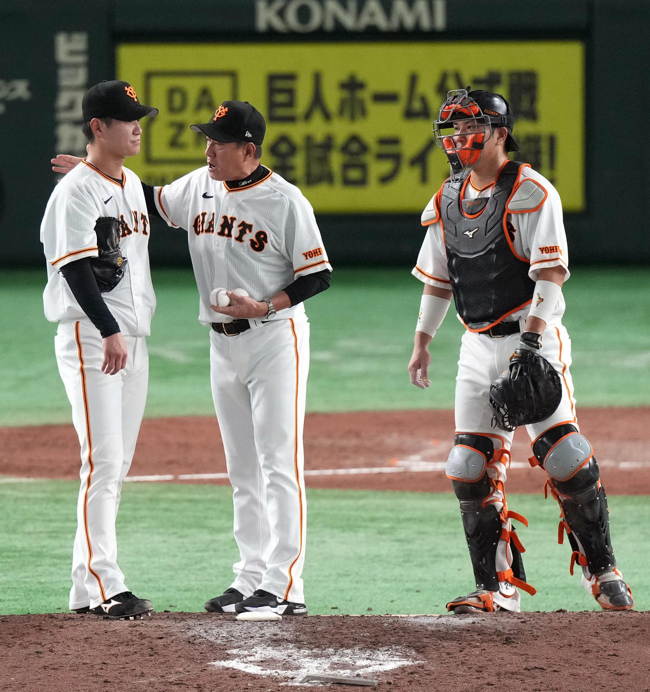 巨人対阪神　7回表、降板する鈴木康（左）を元気づける原監督（中央）。右は大城卓（撮影・狩俣裕三）