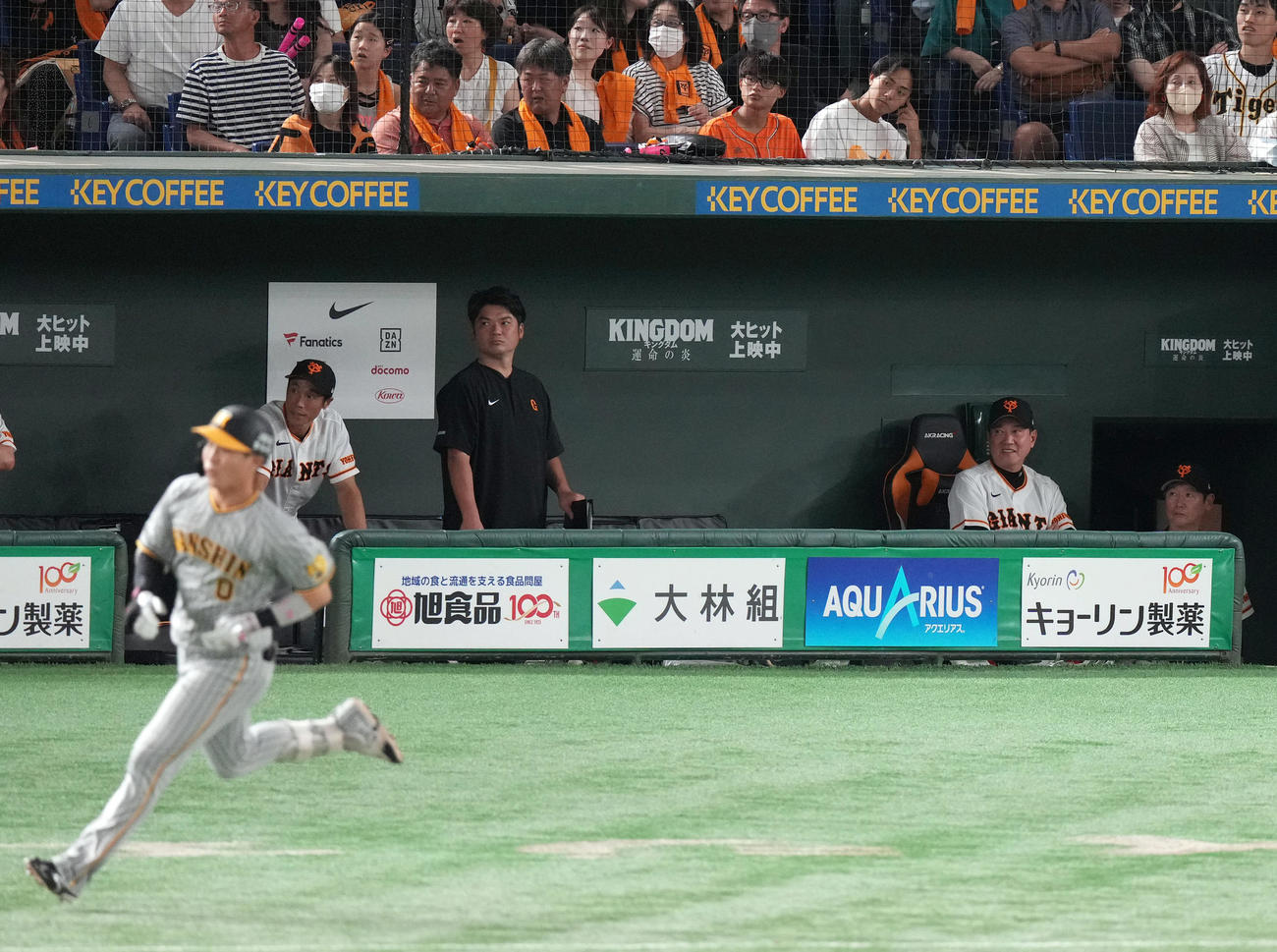 巨人対阪神　7回表阪神1死満塁、木浪（手前）に満塁本塁打を打たれ、ベンチで苦笑いをする原監督（右）（撮影・狩俣裕三）