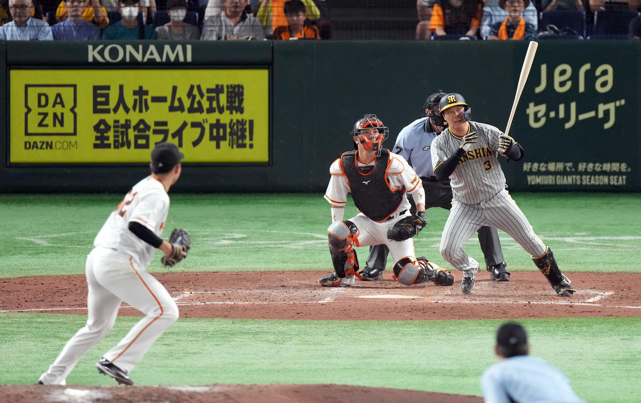 巨人対阪神　5回表阪神無死一塁、内野安打を放つ大山。投手横川（撮影・狩俣裕三）