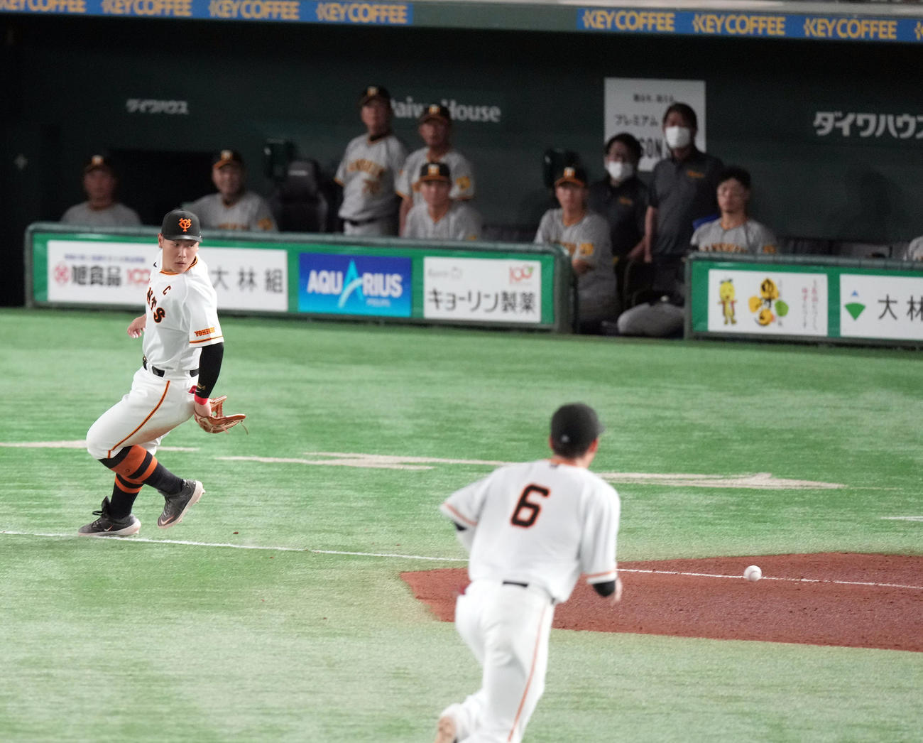 巨人対阪神　5回表阪神無死一塁、大山の内野安打で三塁線上に転がるボールを見送る岡本和（左）。手前は坂本（撮影・狩俣裕三）