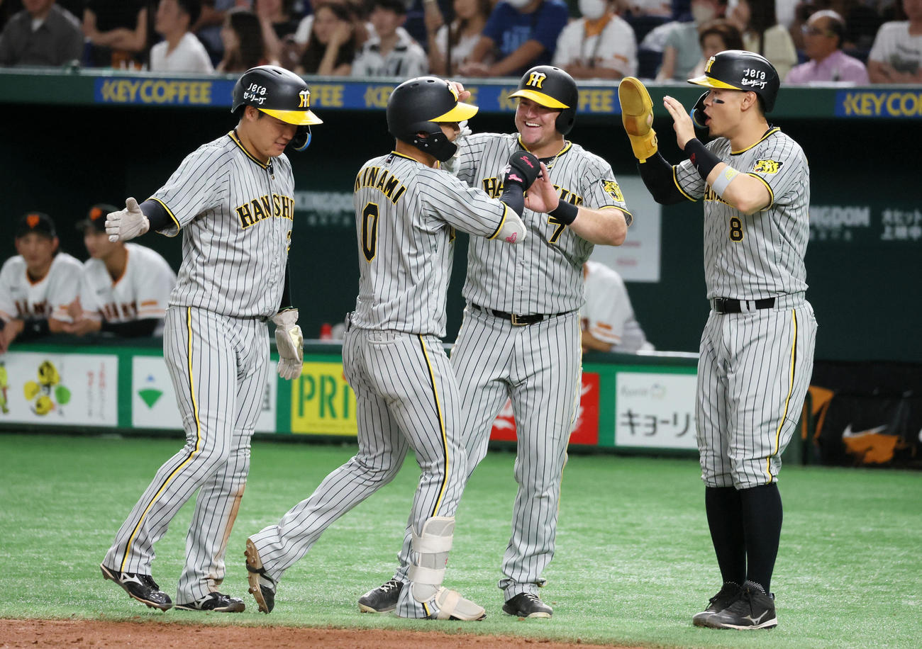巨人対阪神　7回表阪神1死満塁、木浪は右越え満塁本塁打を放ち本塁で出迎える左から大山、ひとりおいてノイジー、佐藤輝（撮影・加藤哉）