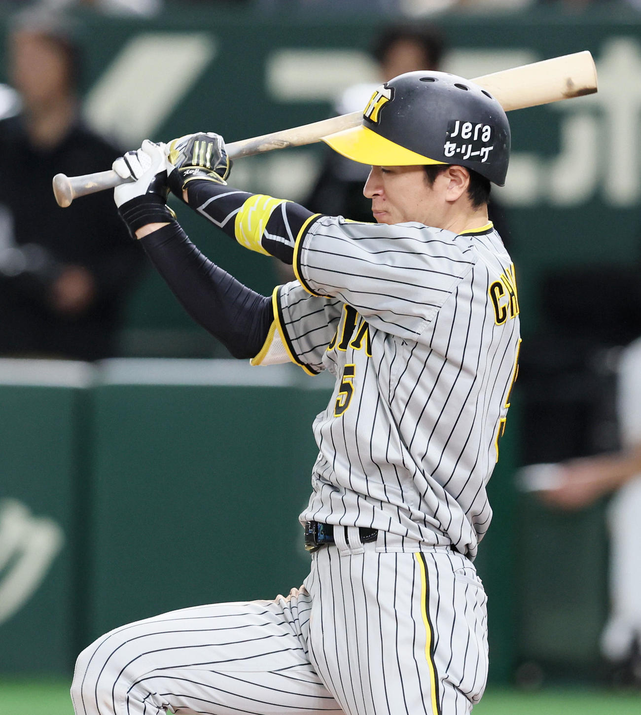 巨人対阪神　4回表阪神1死一、三塁、近本は中前適時打を放つ（撮影・加藤哉）