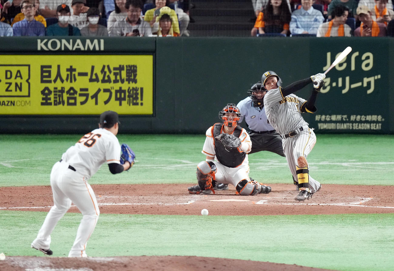 巨人対阪神　7回表阪神2死一、二塁、適時打を放つ森下。投手今村（撮影・狩俣裕三）