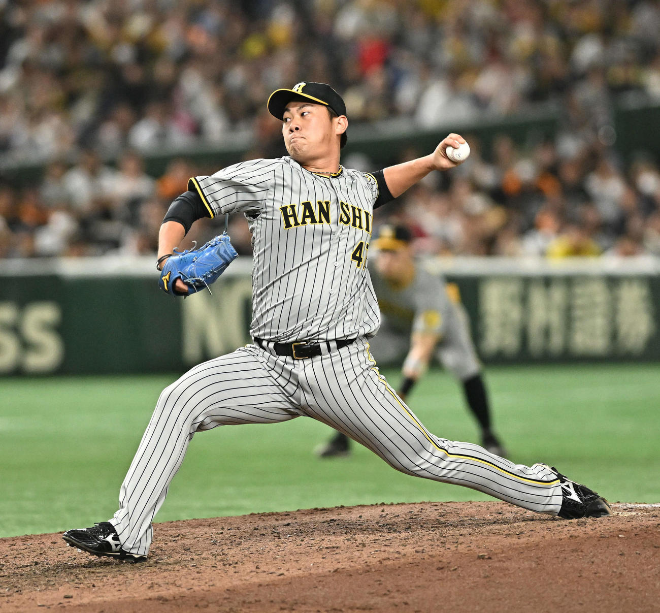 巨人対阪神　阪神2番手の桐敷（撮影・滝沢徹郎）