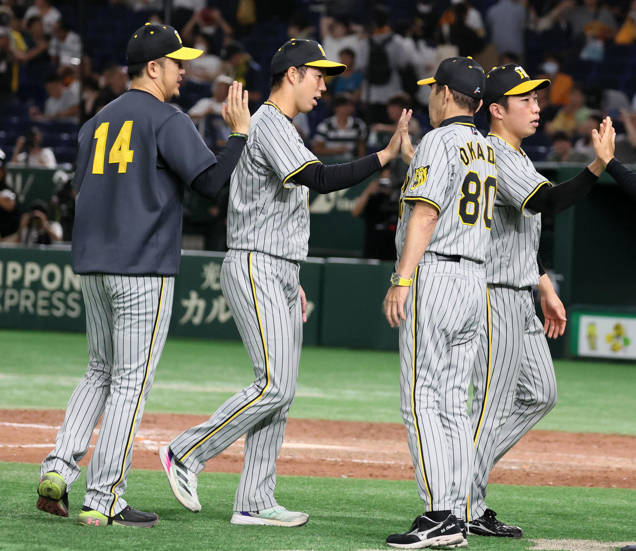 巨人対阪神　巨人に連勝し岡田監督（右）とタッチする青柳（撮影・加藤哉）
