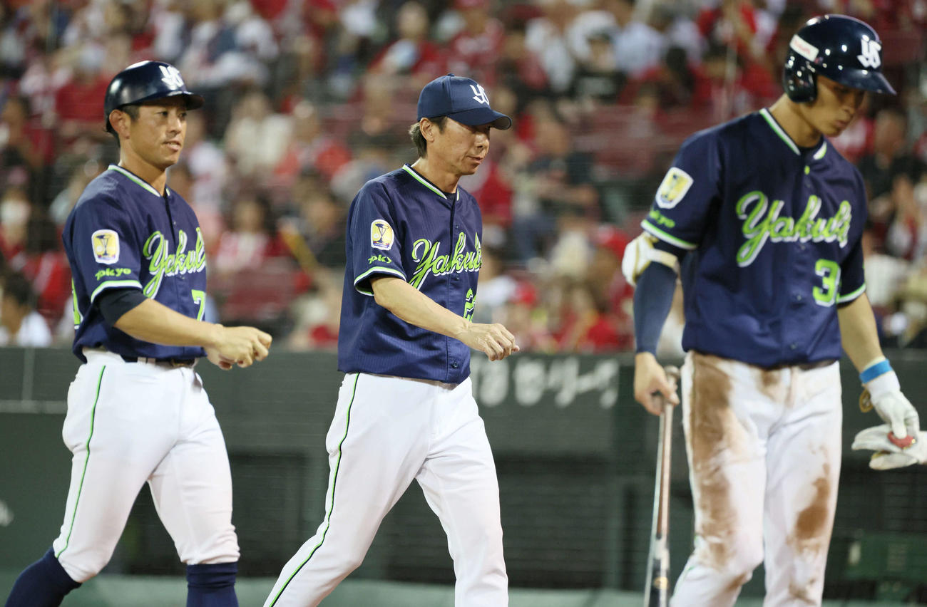 広島対ヤクルト　6回表終了時、交代を告げる高津臣吾監督（中央）（撮影・加藤孝規）