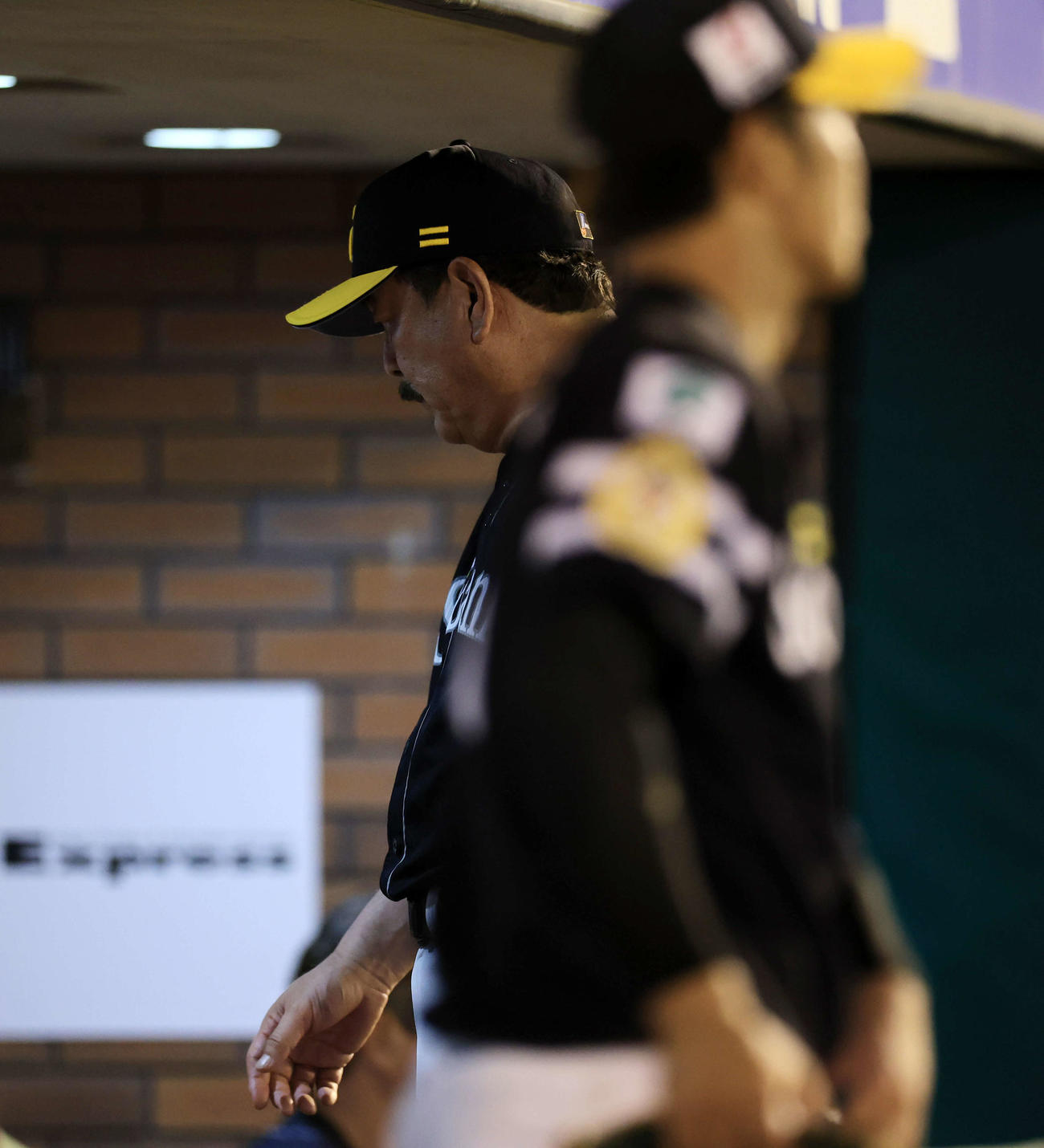 楽天対ソフトバンク　投手交代を告げ、うつむいてベンチに引き揚げるソフトバンク藤本監督（奥）（撮影・浅見桂子）