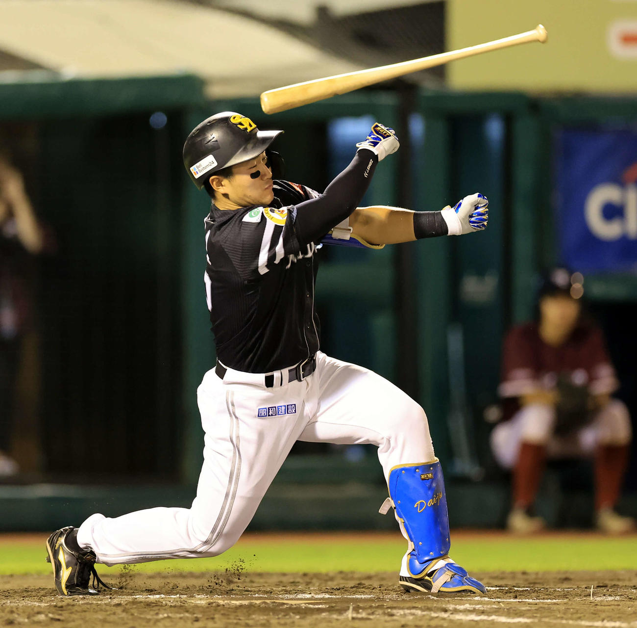 楽天対ソフトバンク　7回表ソフトバンク2死二塁、野村大は空振り三振に倒れながらバットを飛ばす（撮影・浅見桂子）