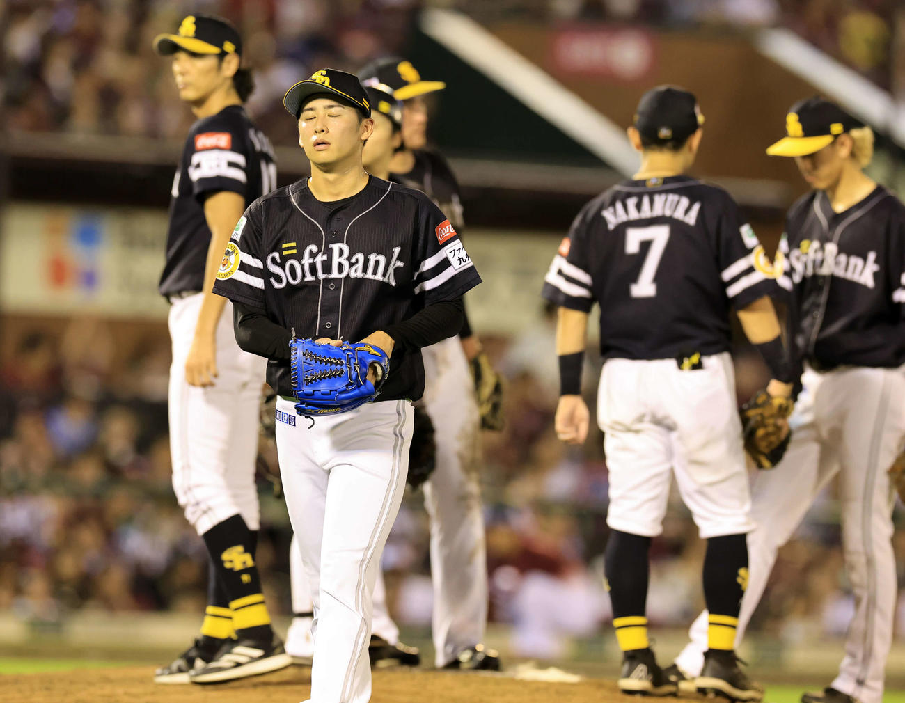楽天対ソフトバンク　6回裏楽天2死一、二塁、岡島に勝ち越し右前適時打を許し、降板を告げられた板東（手前）は悔しそうな表情で引き揚げる（撮影・浅見桂子）