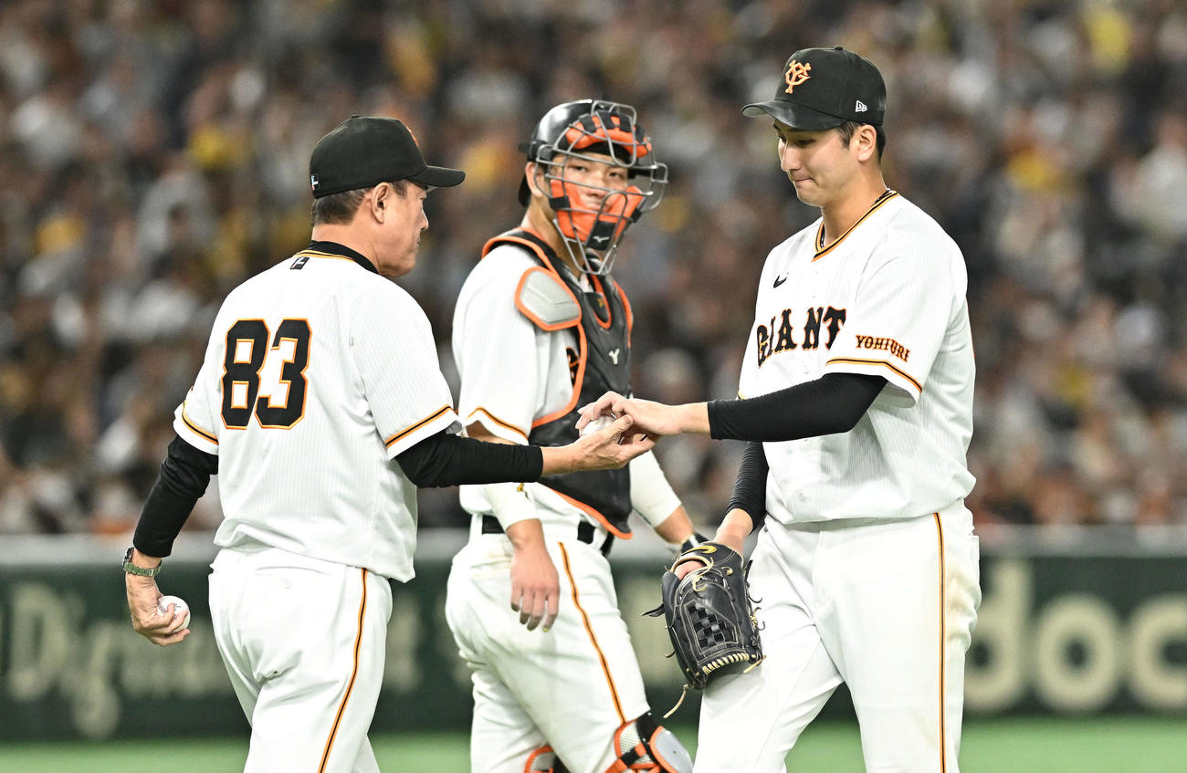 巨人対阪神　5回表、交代を告げられた巨人横川（右）は原監督（左）にボールを手渡す（撮影・滝沢徹郎）