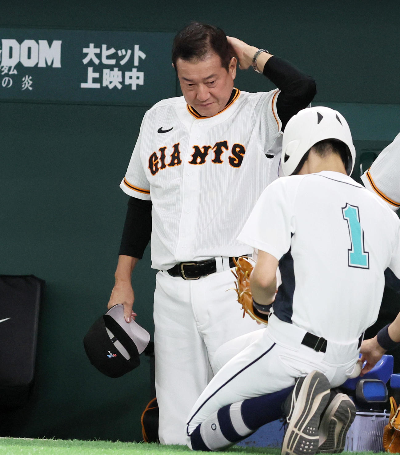 巨人対阪神　4回表を終えベンチで帽子を取る原監督（撮影・加藤哉）