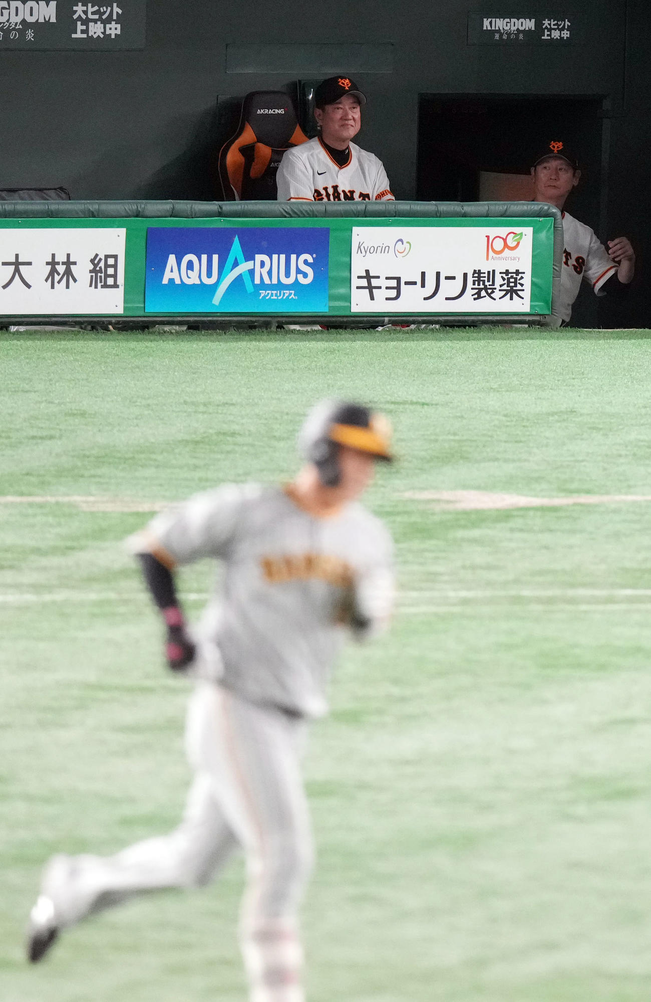 巨人対阪神　7回表阪神1死満塁、木浪（手前）に満塁本塁打を打たれ、ベンチで苦笑いをする原監督（撮影・狩俣裕三）