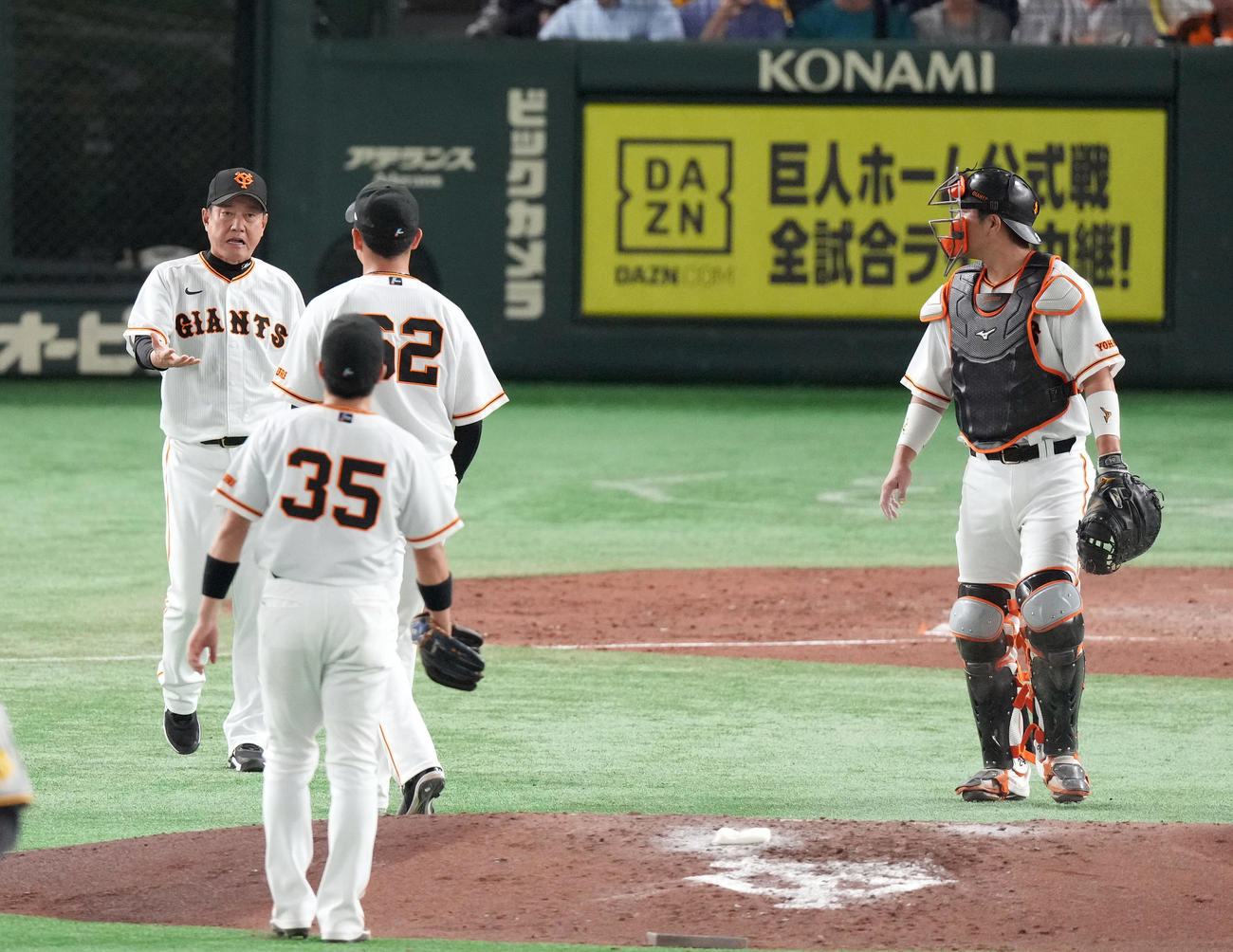 巨人対阪神　5回表途中、横川（左から2人目）に降板を告げ、ボールを受け取る原監督（左端）（撮影・狩俣裕三）