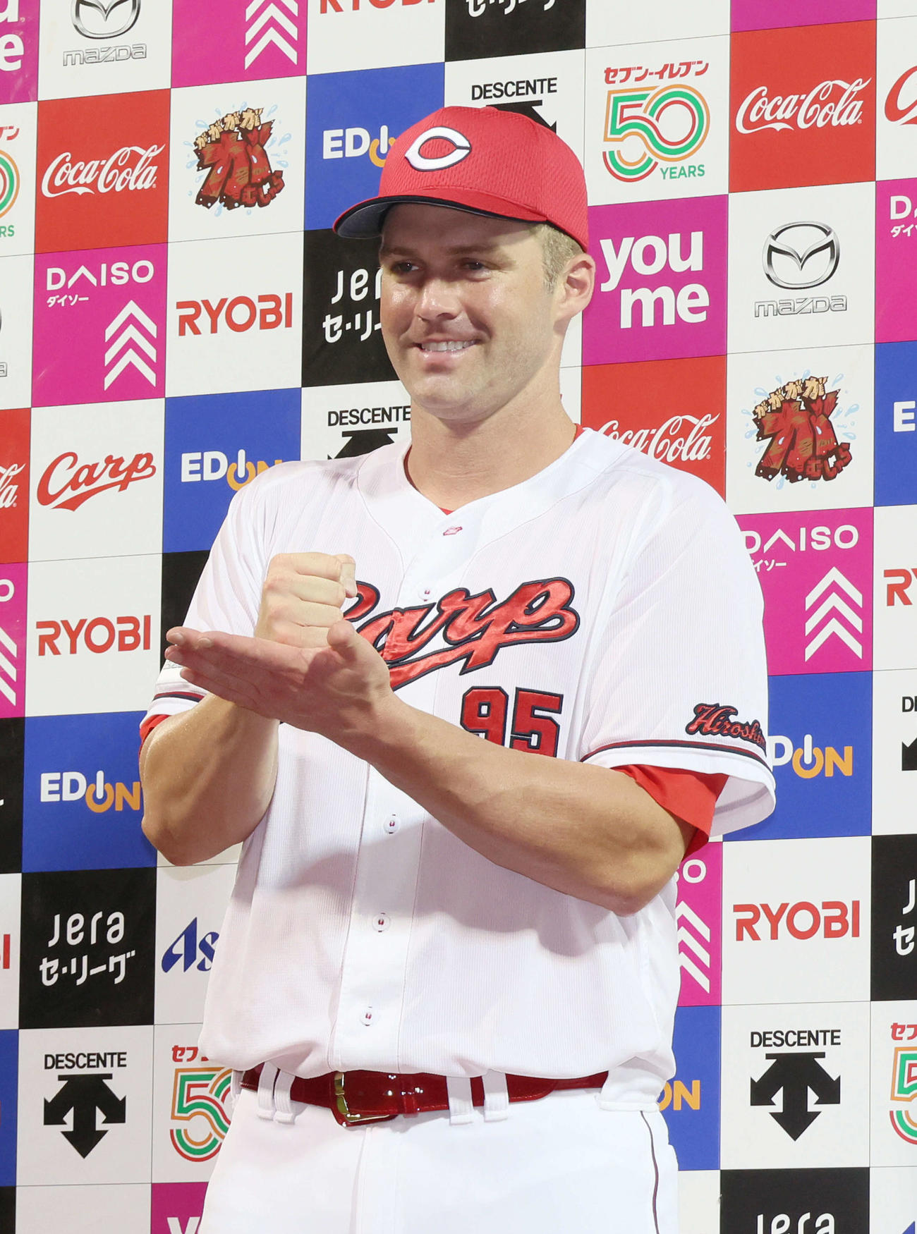 広島対ヤクルト　お立ち台でごますりポーズをするデビッドソン（撮影・加藤孝規）
