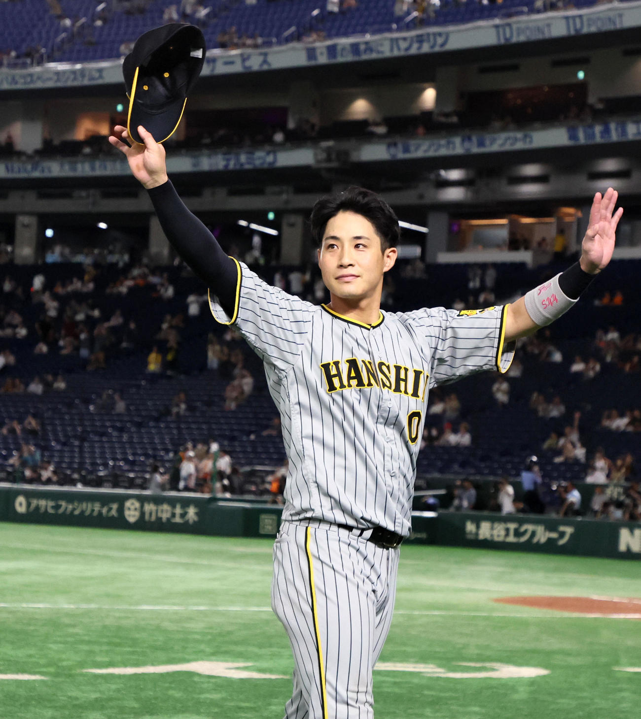 巨人対阪神　ヒーローインタビューでスタンドに手を振る木浪（撮影・加藤哉）