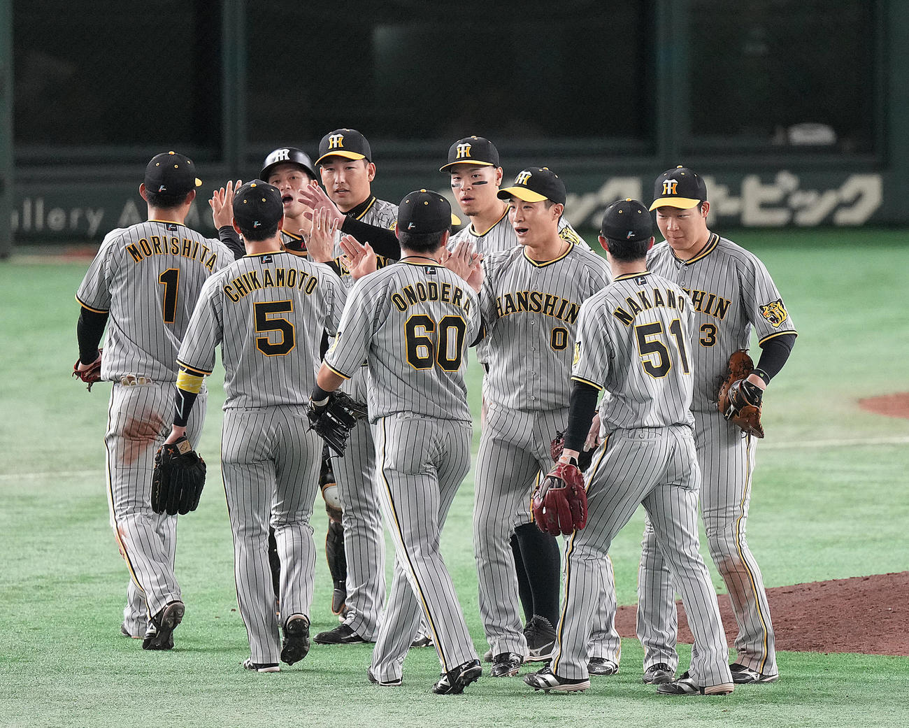 巨人対阪神　試合後、勝利を喜び合う木浪（中央右）ら阪神ナイン（撮影・狩俣裕三）