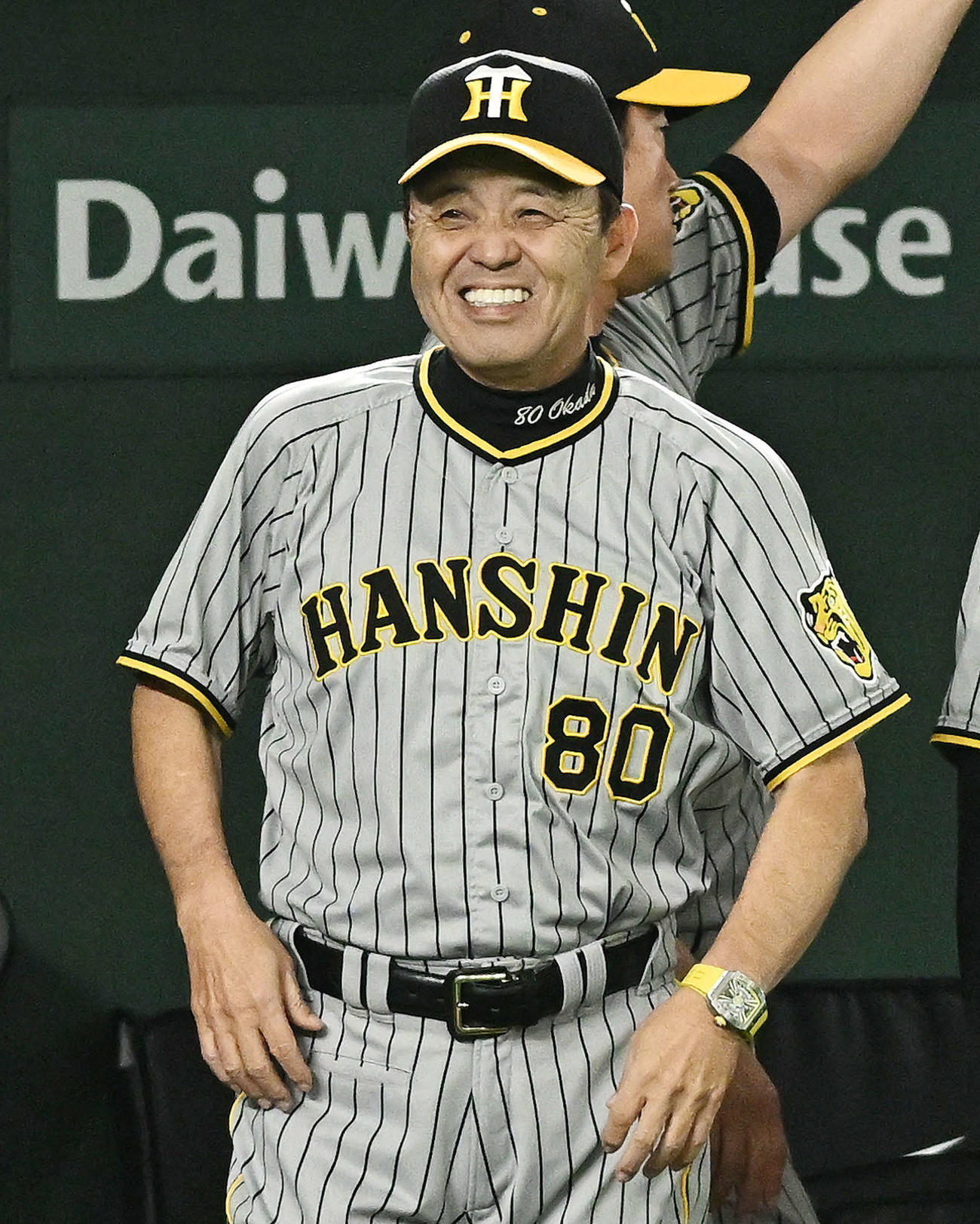 巨人対阪神　7回表阪神1死満塁、木浪の満塁本塁打に笑顔の岡田監督（撮影・滝沢徹郎）