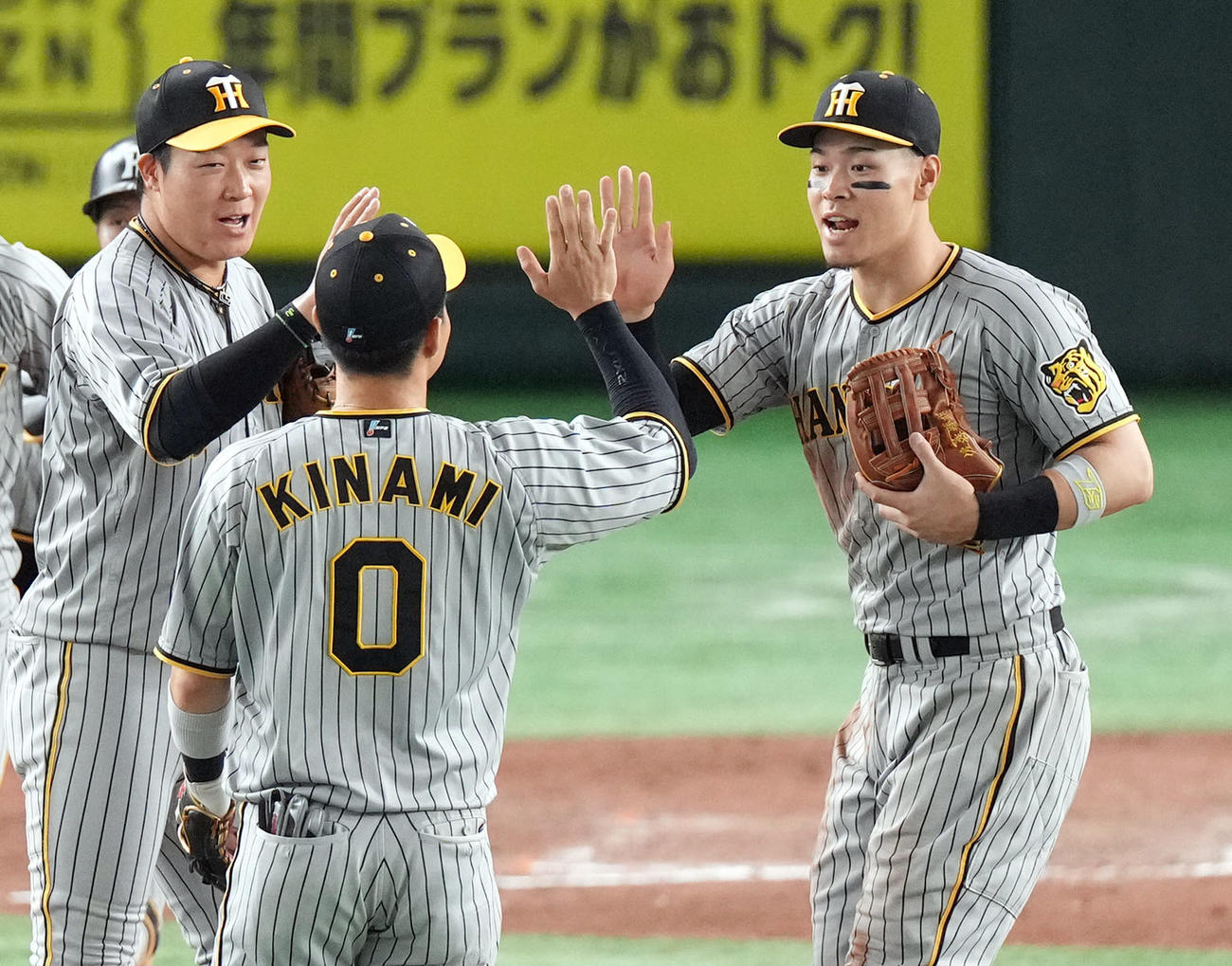 巨人対阪神　試合後、勝利を喜び合う、左から大山、木浪、佐藤輝（撮影・狩俣裕三）