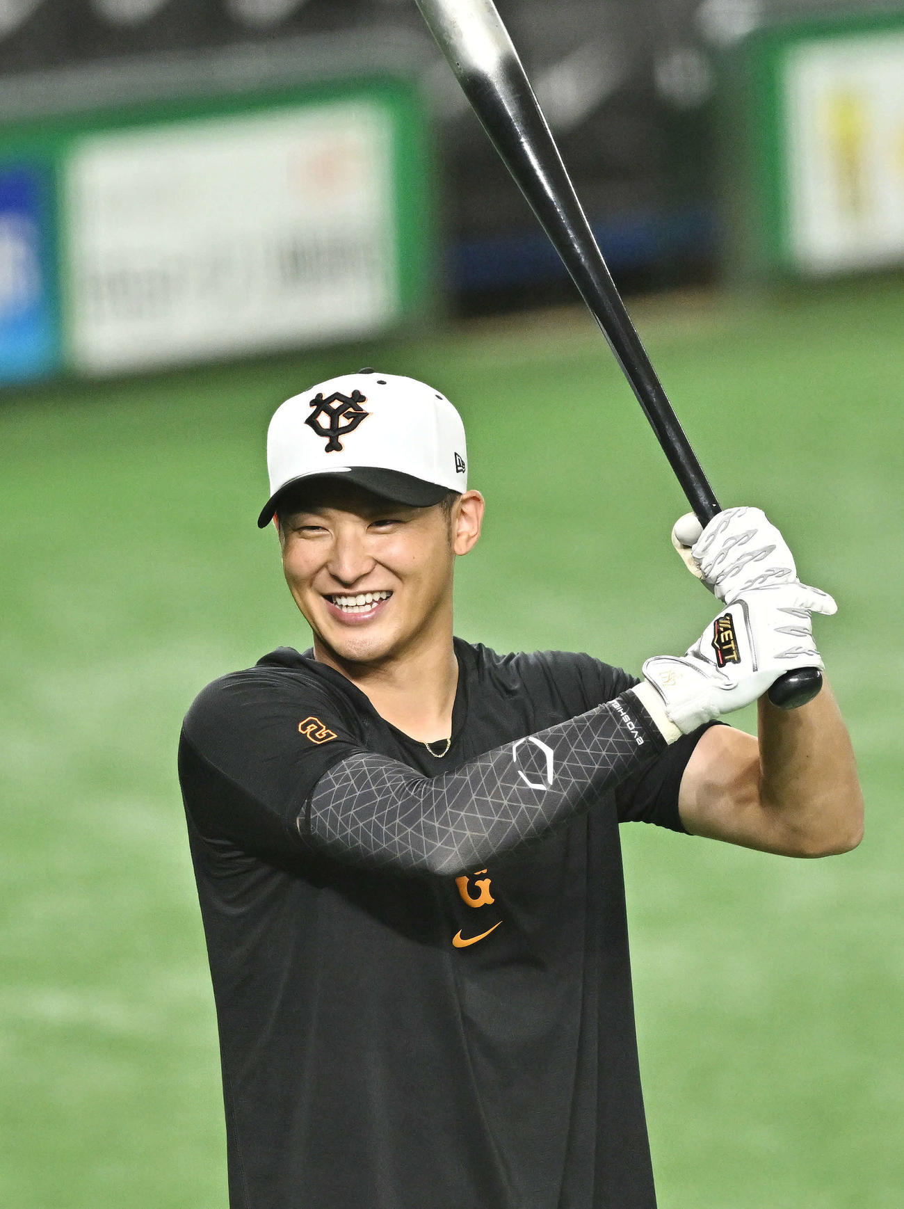巨人対阪神　試合前練習で笑顔を見せる巨人吉川（撮影・滝沢徹郎）