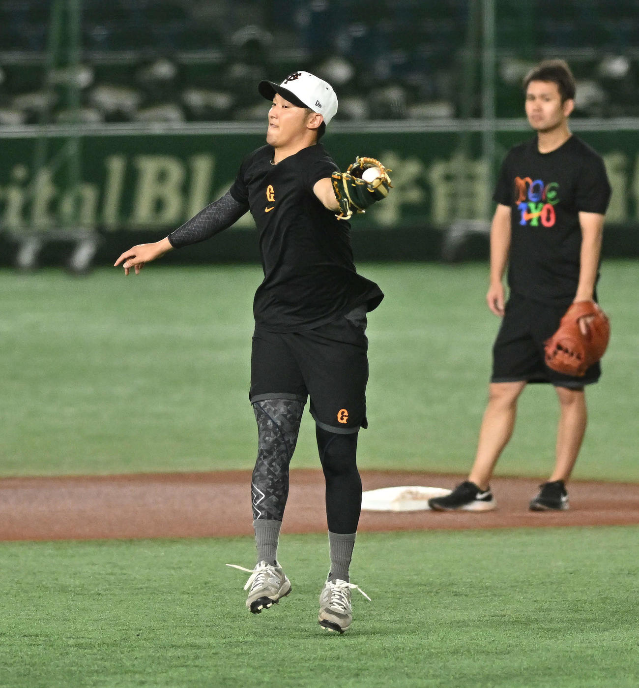 巨人対阪神　試合前練習でノックを受ける巨人吉川（撮影・滝沢徹郎）