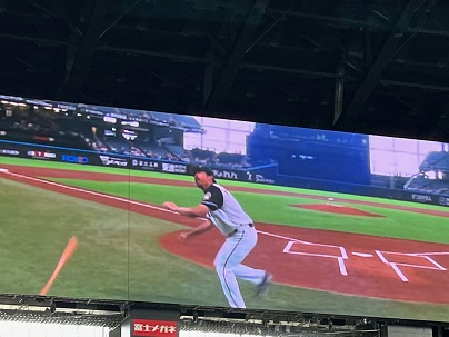 日本ハム対ロッテ　試合前に元日本ハム小笠原のものまねをする小笠原ミニ大（撮影・永野高輔）