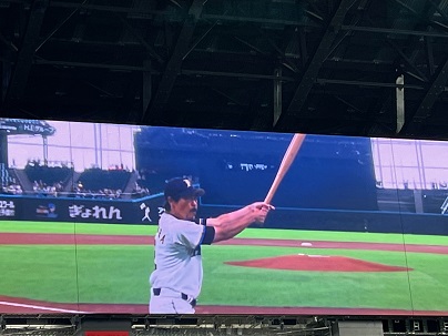 日本ハム対ロッテ　試合前に元日本ハム小笠原のものまねをする小笠原ミニ大（撮影・永野高輔）