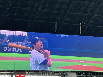 日本ハム対ロッテ　試合前に元日本ハム小笠原のものまねをする小笠原ミニ大（撮影・永野高輔）