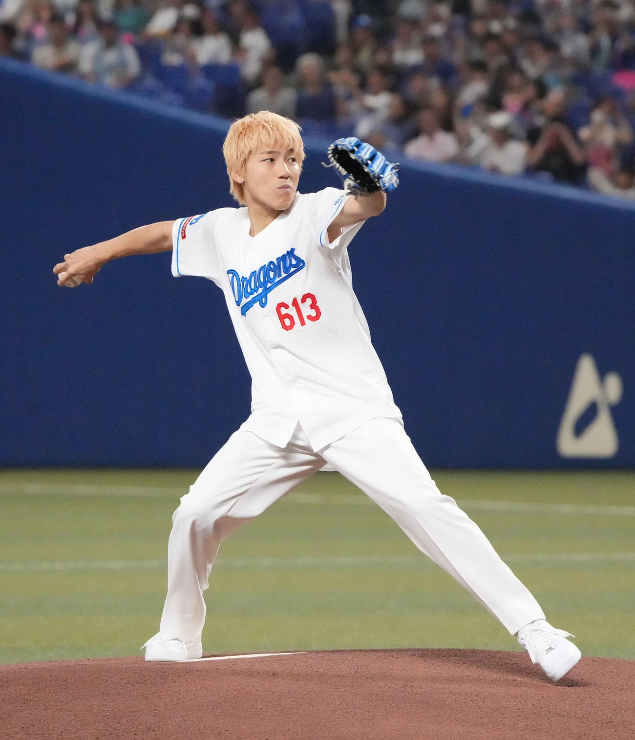 中日対DeNA　試合前、セレモニアルピッチを行うGENERATIONSの小森（撮影・森本幸一）