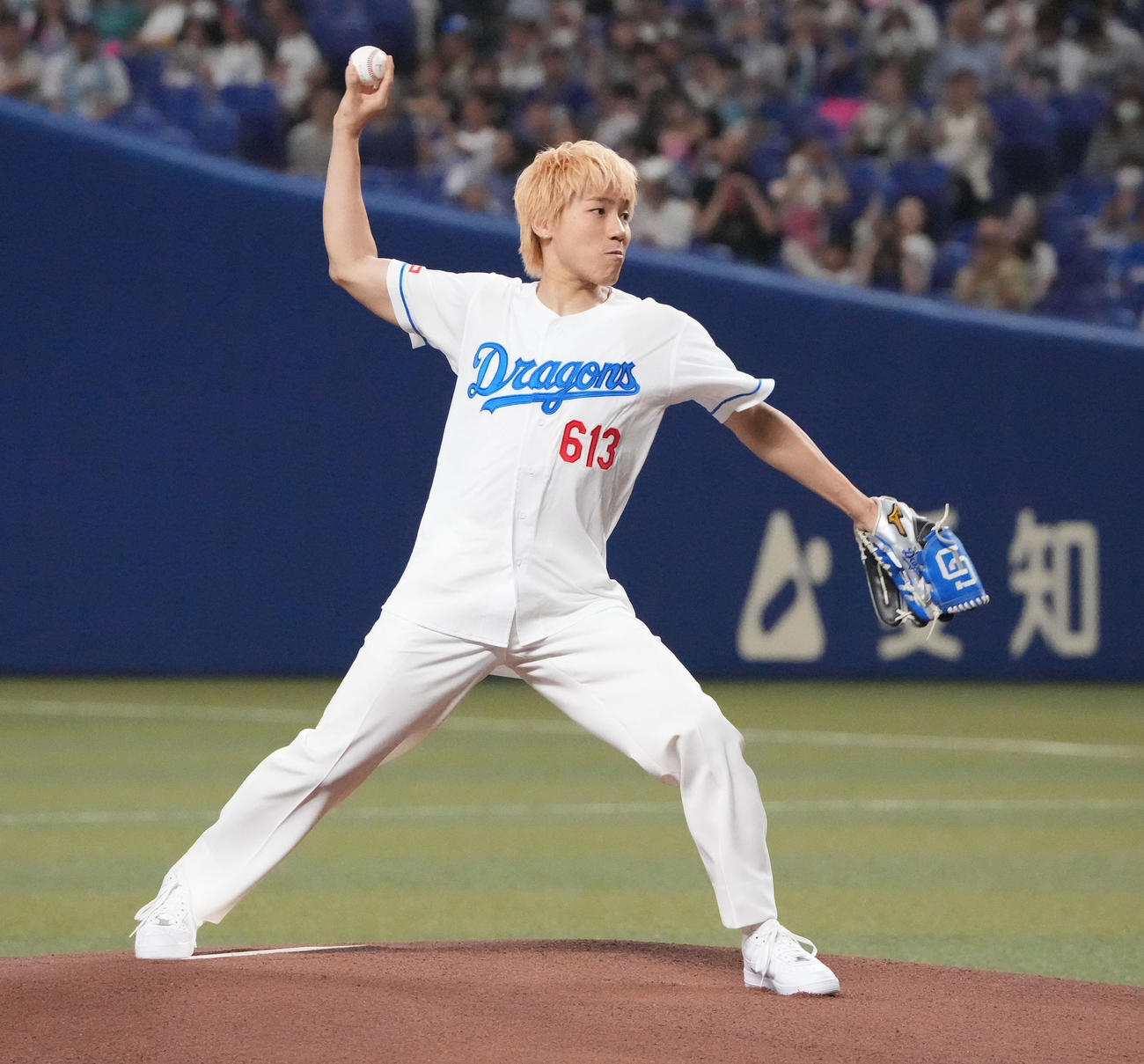 中日対DeNA　試合前、セレモニアルピッチを行うGENERATIONSの小森（撮影・森本幸一）