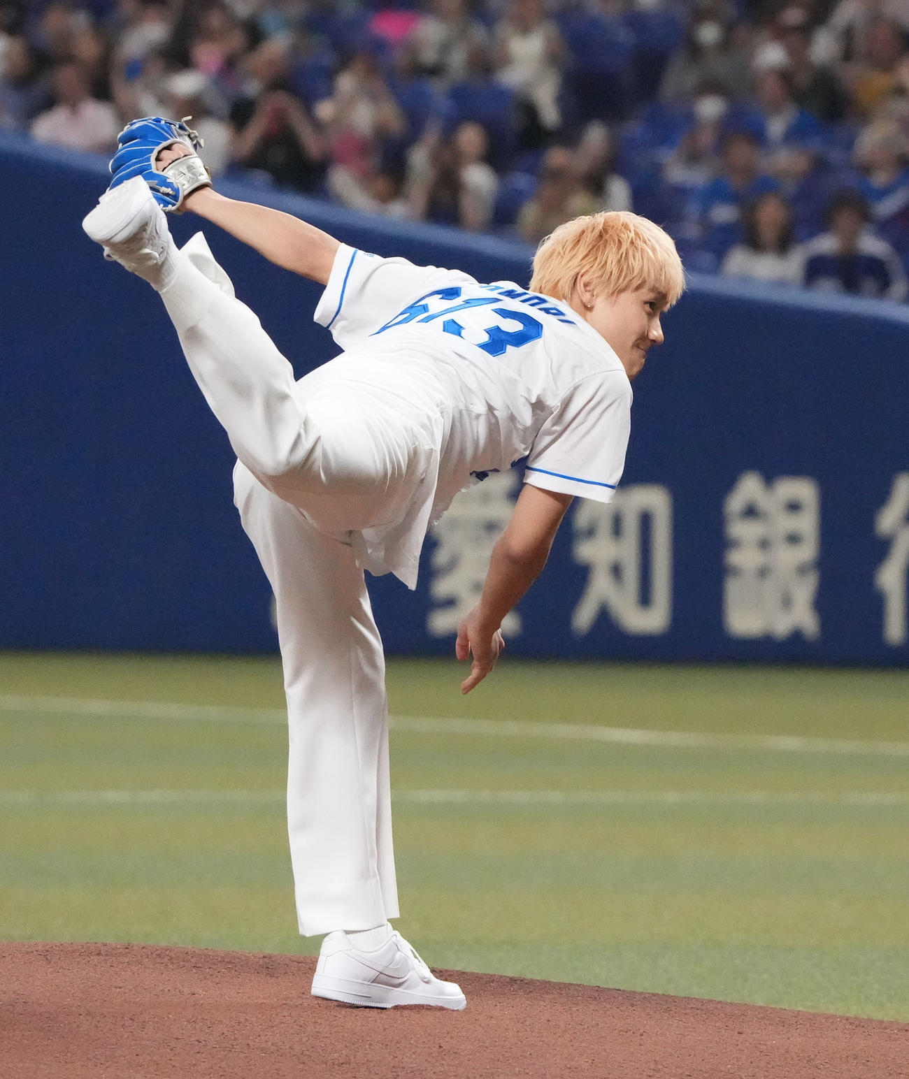 中日対DeNA　試合前、セレモニアルピッチを行うGENERATIONSの小森（撮影・森本幸一）