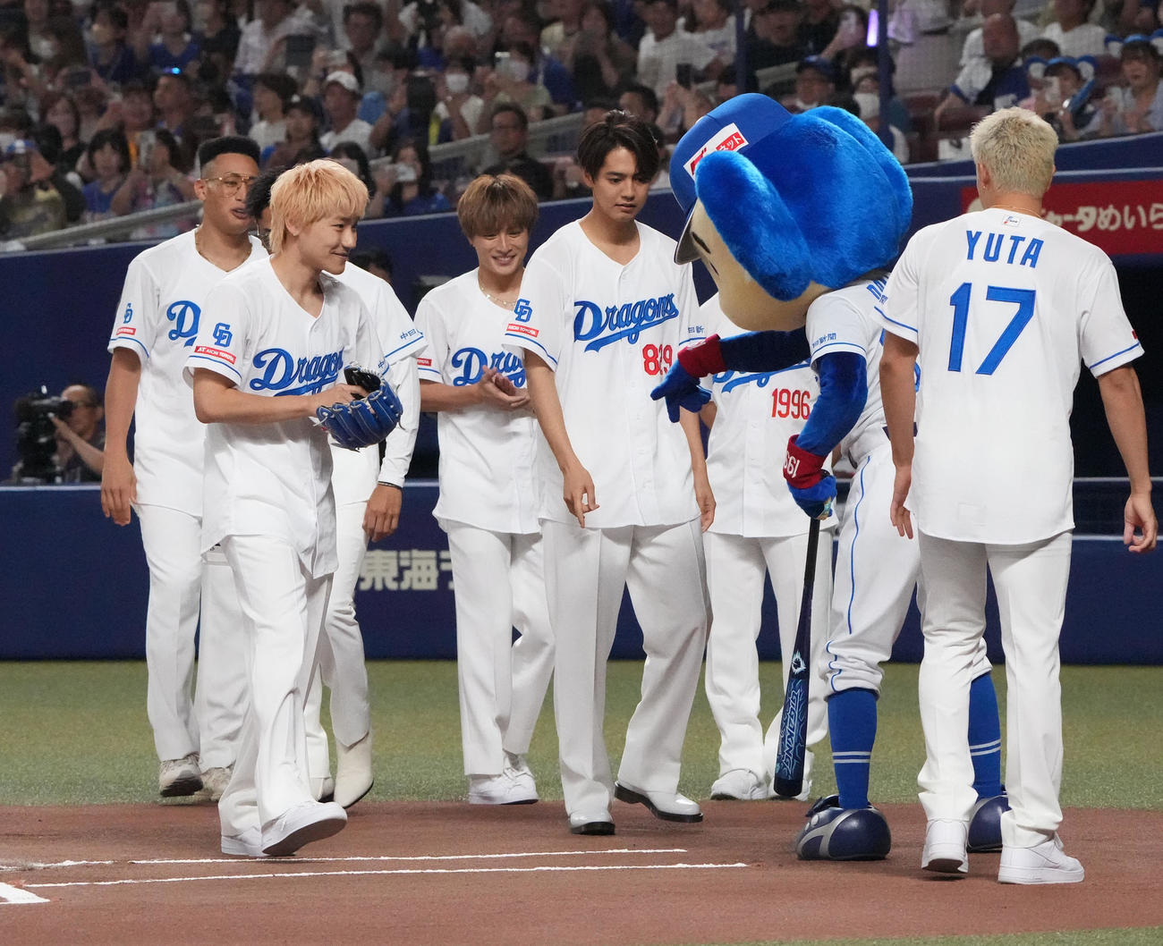 中日対DeNA　試合前、セレモニアルピッチを行ったGENERATIONSの小森（左から2人目）（撮影・森本幸一）