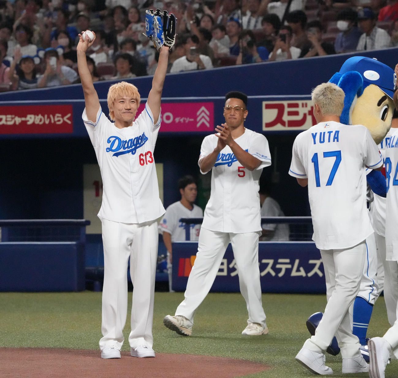 中日対DeNA　試合前、セレモニアルピッチを行ったGENERATIONSの小森（左）（撮影・森本幸一）