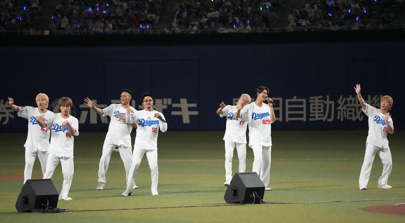 中日対DeNA　試合前、ミニライブを行うGENERATIONS（撮影・森本幸一）