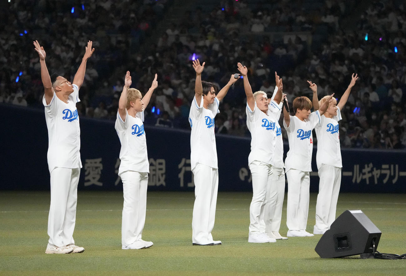 中日対DeNA　試合前、ミニライブを行うGENERATIONS（撮影・森本幸一）
