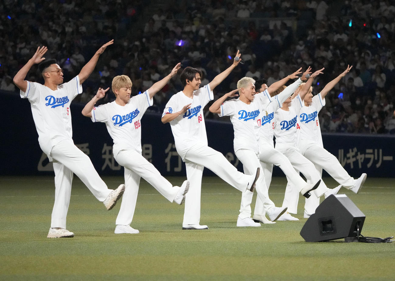 中日対DeNA　試合前、ミニライブを行うGENERATIONS（撮影・森本幸一）