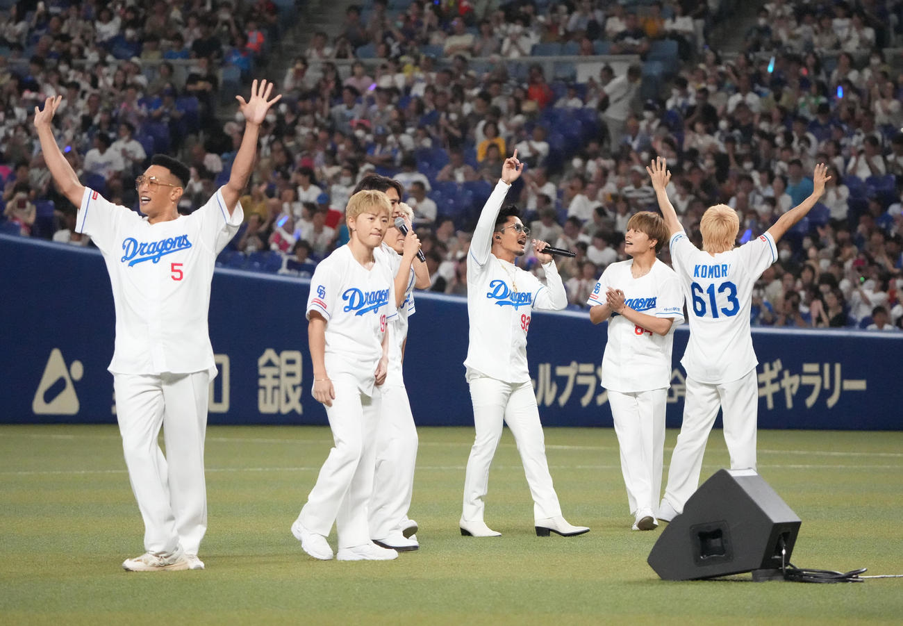 中日対DeNA　試合前、ミニライブを行うGENERATIONS（撮影・森本幸一）
