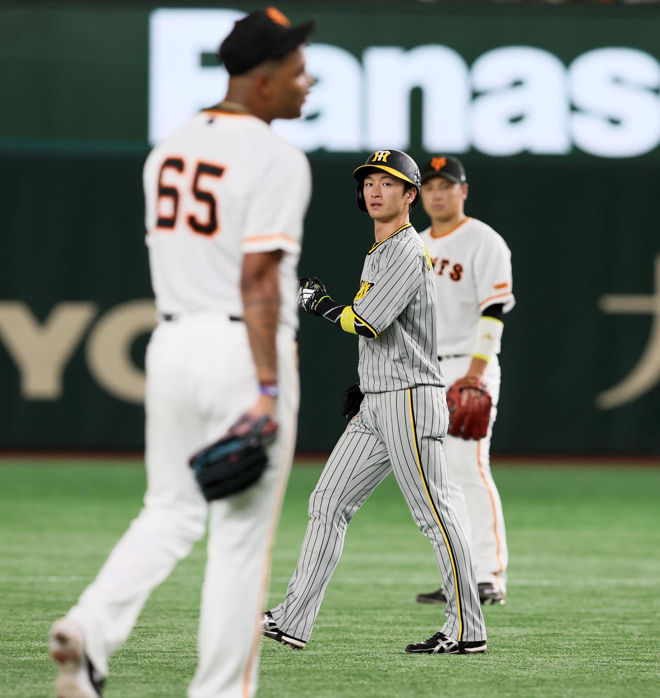 巨人対阪神　3回表阪神1死一塁、一塁走者近本はメンデスのボークで二塁へ進塁（撮影・加藤哉）