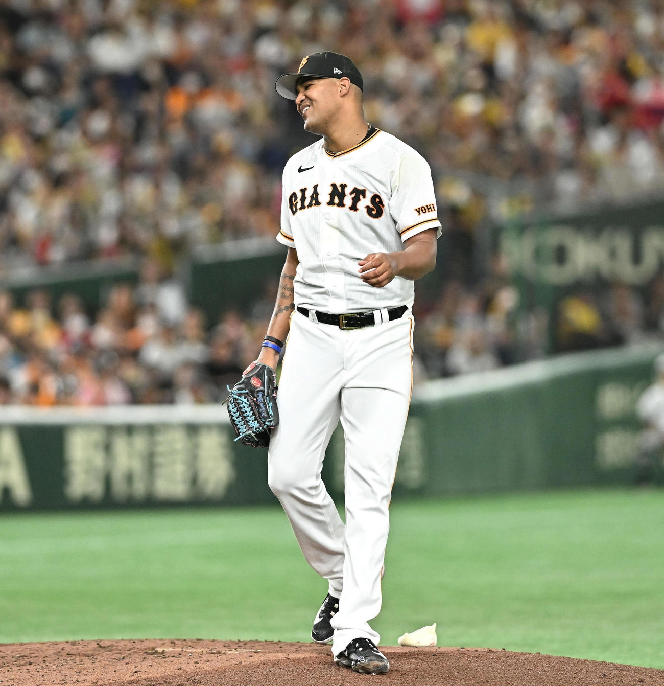 巨人対阪神　3回表阪神1死一塁、ボークを取られ納得いかない表情のメンデス（撮影・滝沢徹郎）