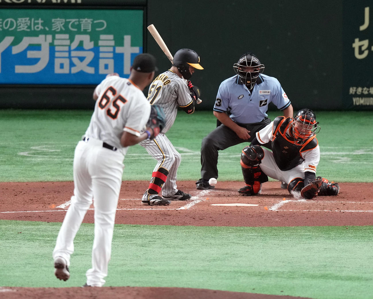 巨人対阪神　3回表阪神1死二塁、パスボールをする捕手岸田。投手メンデス、打者中野（撮影・狩俣裕三）