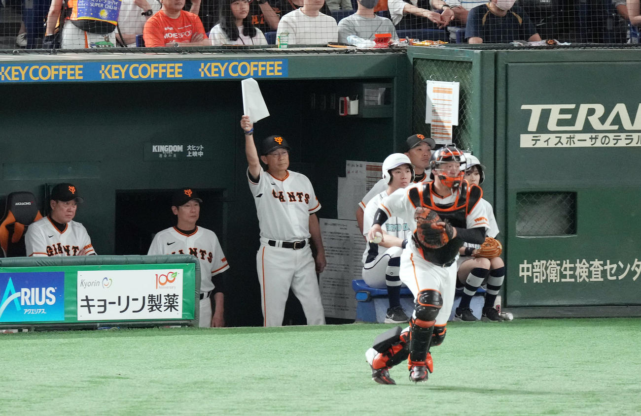 巨人対阪神　3回表阪神1死二塁、パスボールをしたボールを取り、三塁へ進む近本を見る岸田（右）。左端は原監督（撮影・狩俣裕三）