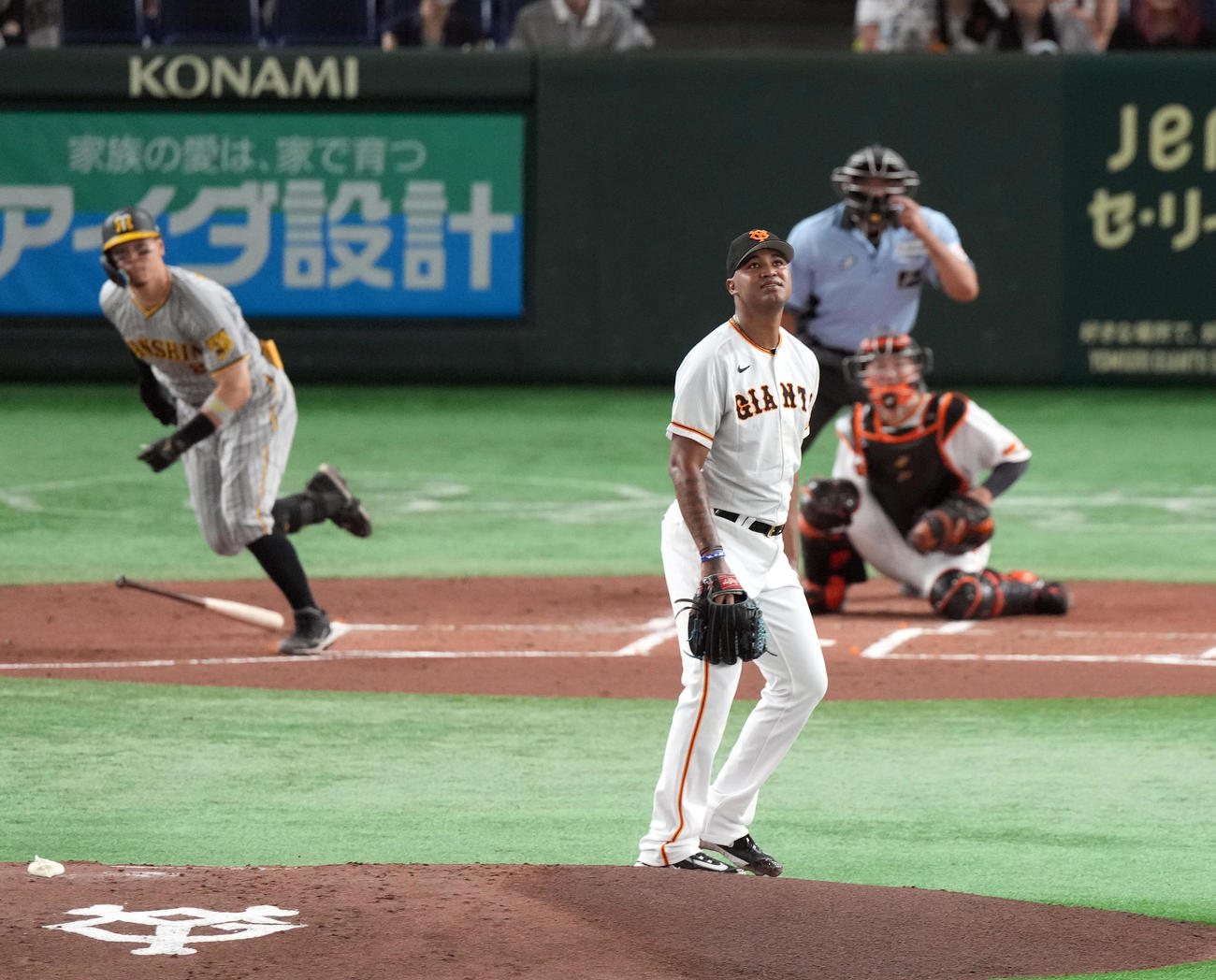 巨人対阪神　2回表阪神無死一、二塁、佐藤輝に先制適時打を打たれるメンデス（撮影・狩俣裕三）