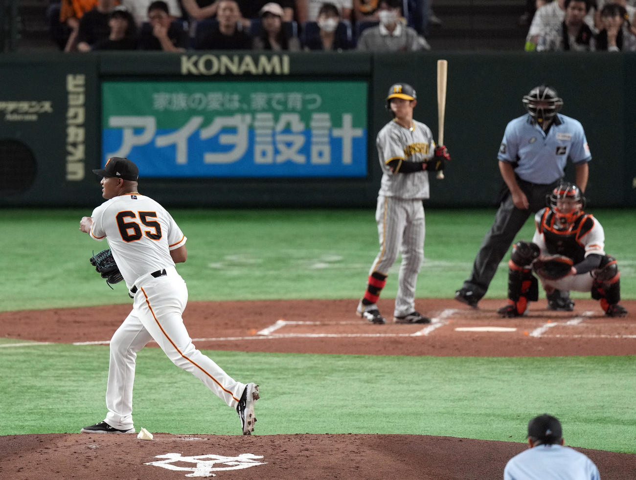 巨人対阪神　3回表阪神1死一塁、一塁送球でボークを取られるメンデス。打者中野（撮影・狩俣裕三）