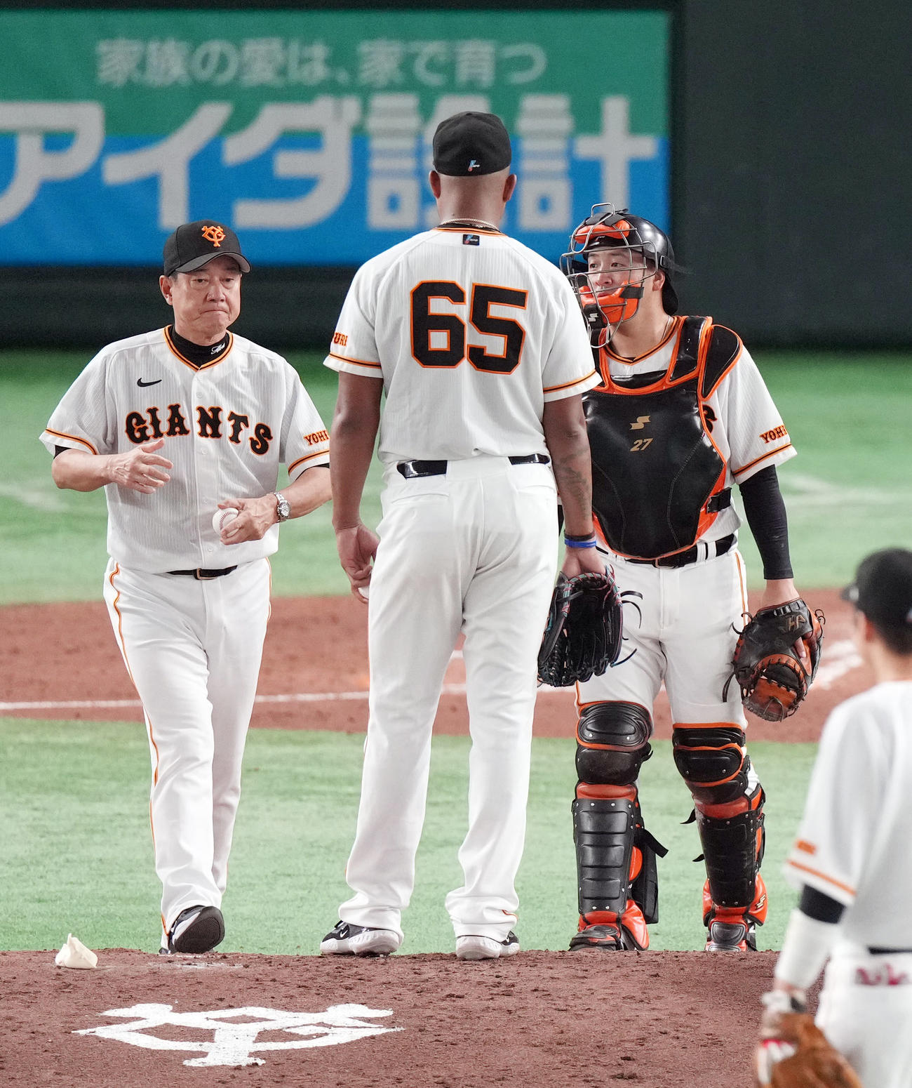 巨人対阪神　3回表途中、メンデス（手前）に降板を告げる原監督（左）。右は岸田（撮影・狩俣裕三）