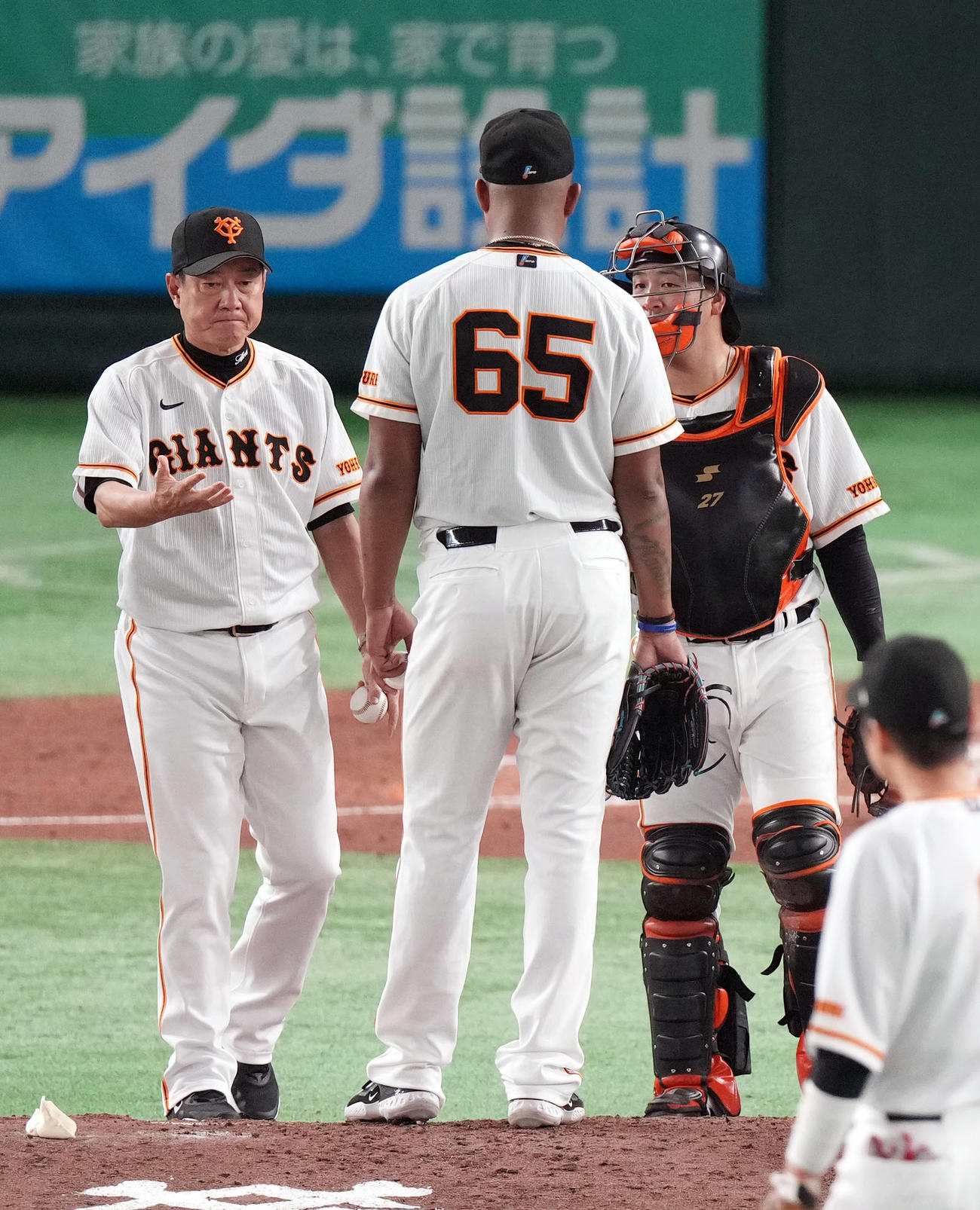 巨人対阪神　3回表途中、メンデス（手前）に降板を告げる原監督（左）。右は岸田（撮影・狩俣裕三）