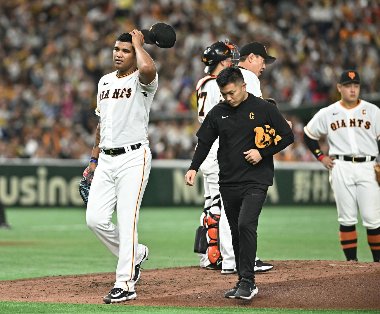 巨人対阪神　3回表、交代を告げられベンチへ引き揚げる巨人メンデス（左）（撮影・滝沢徹郎）
