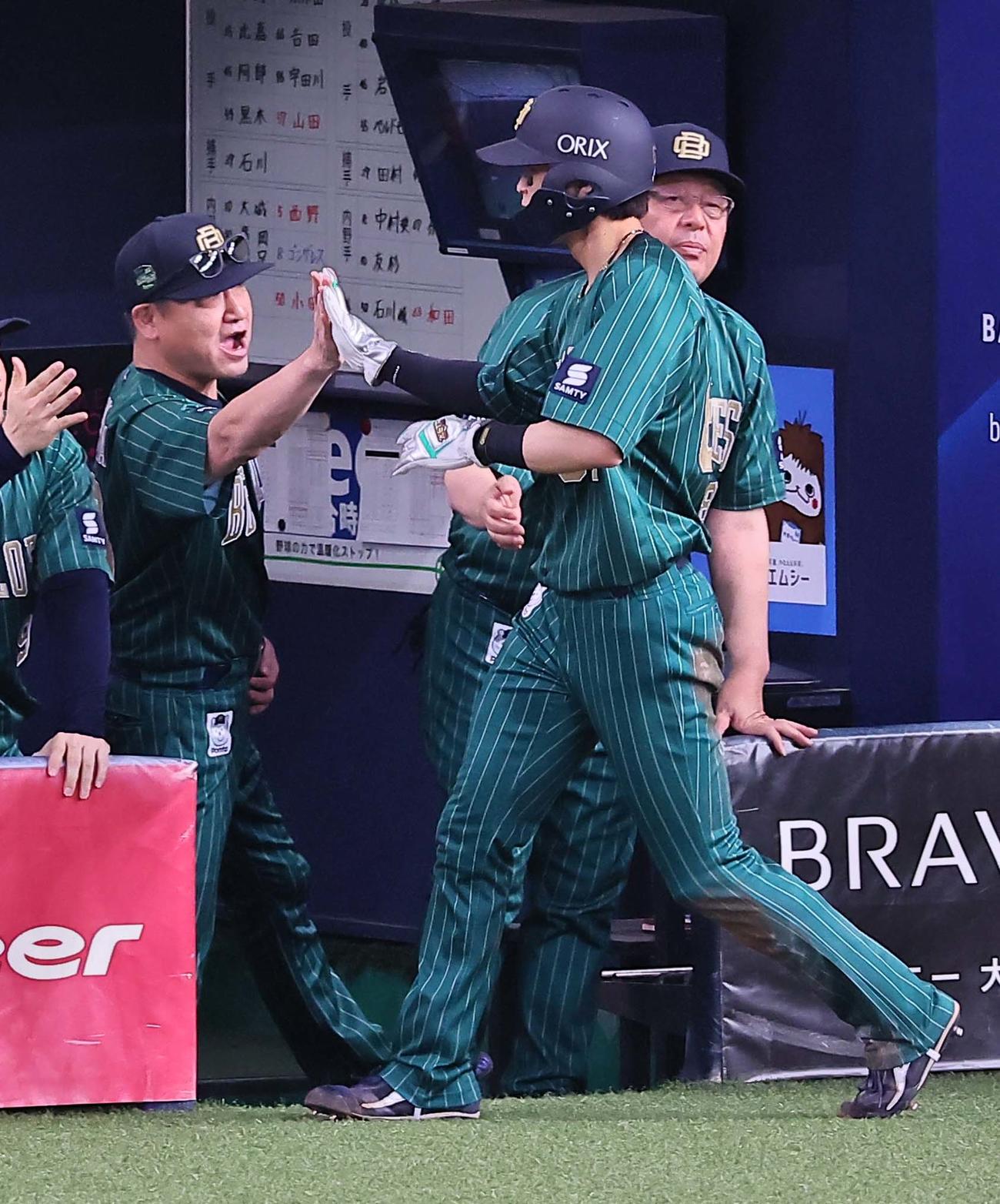 オリックス対ロッテ　3回裏オリックス2死二塁、中嶋監督（左）は森の左前勝ち越し適時打で生還した中川圭をハイタッチで出迎える（撮影・上田博志）