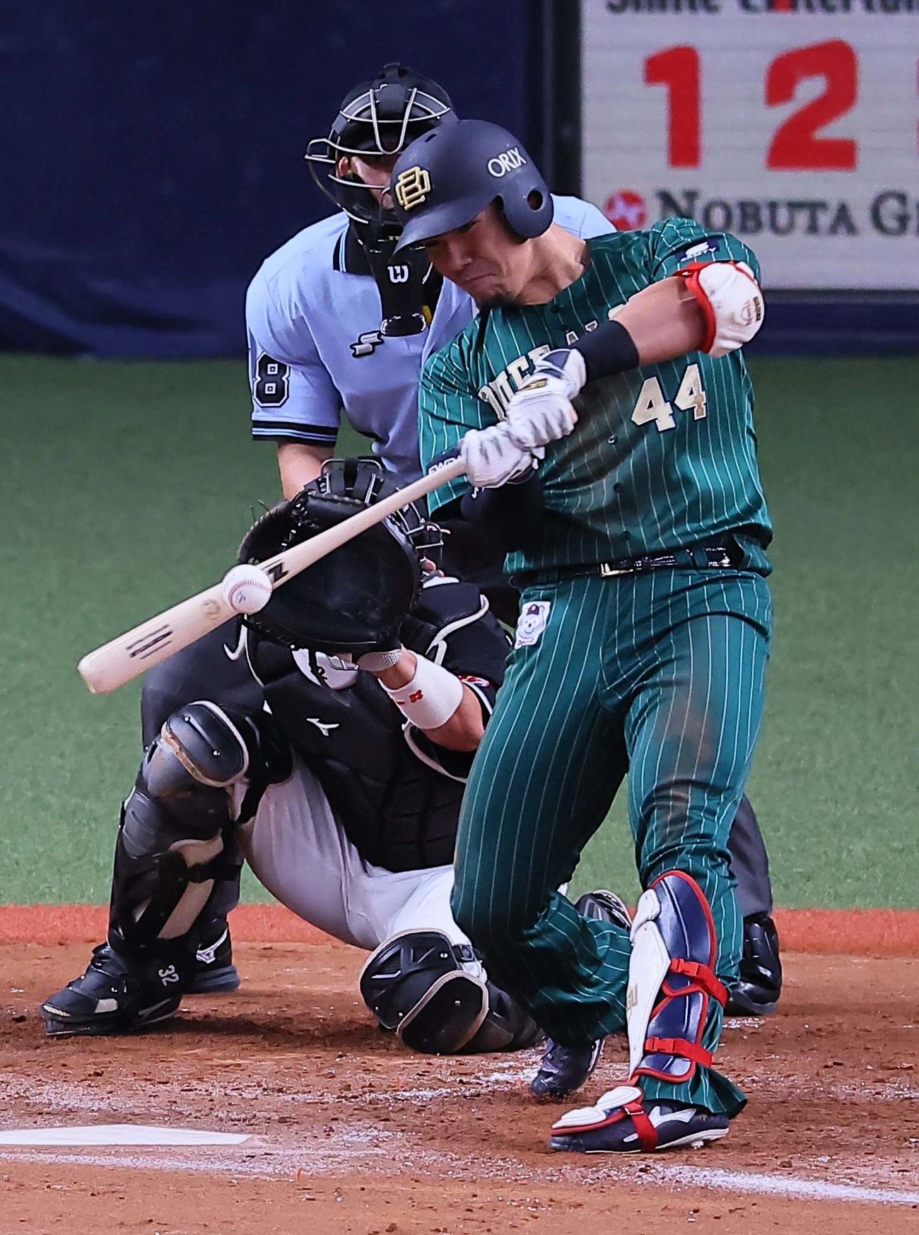 オリックス対ロッテ　3回裏オリックス2死二塁、頓宮は左前適時打を放つ（撮影・上田博志）
